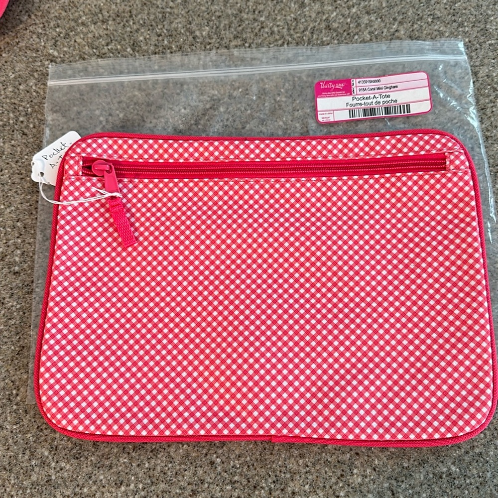 NWT ThirtyOne Pocket-A-Tote can attach to ThirtyOne bags that have grommets
